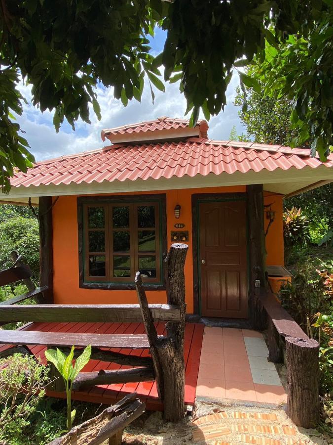 Baanphuthadol Hotel Mae Hong Son Bagian luar foto