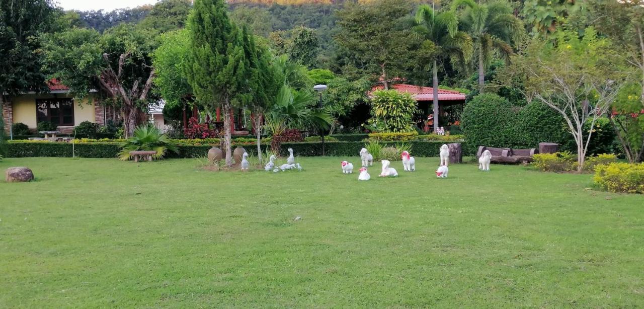 Baanphuthadol Hotel Mae Hong Son Bagian luar foto