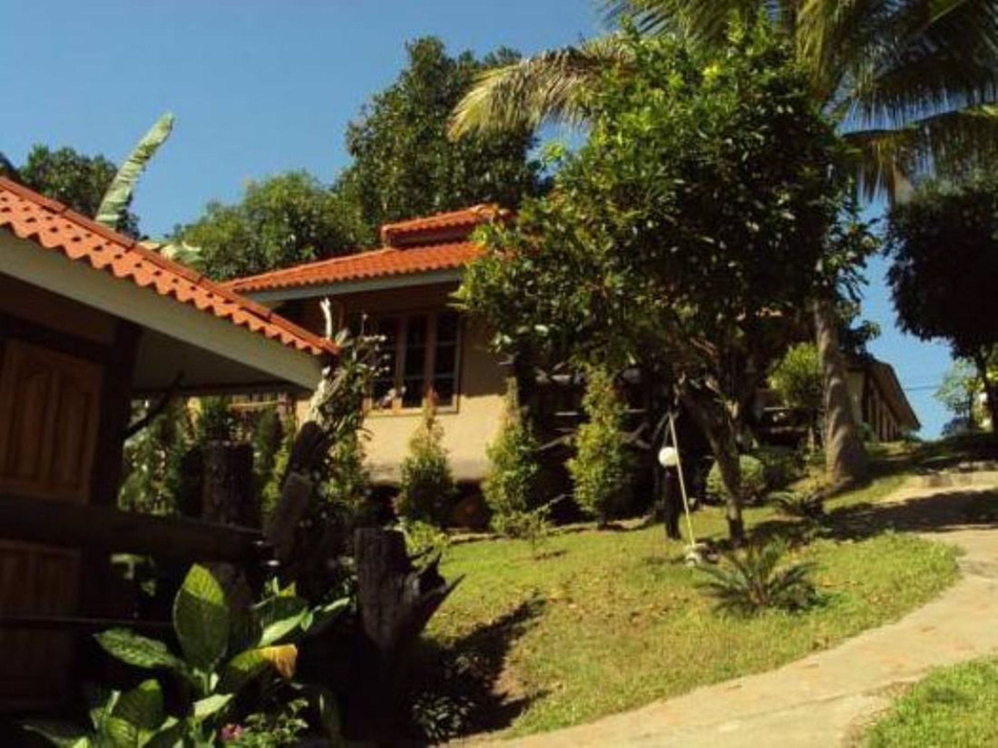 Baanphuthadol Hotel Mae Hong Son Bagian luar foto