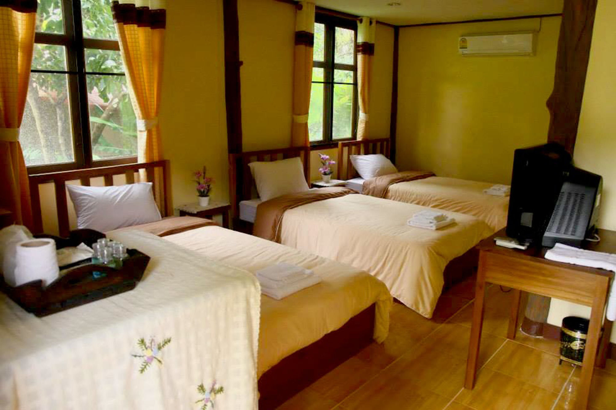 Baanphuthadol Hotel Mae Hong Son Bagian luar foto