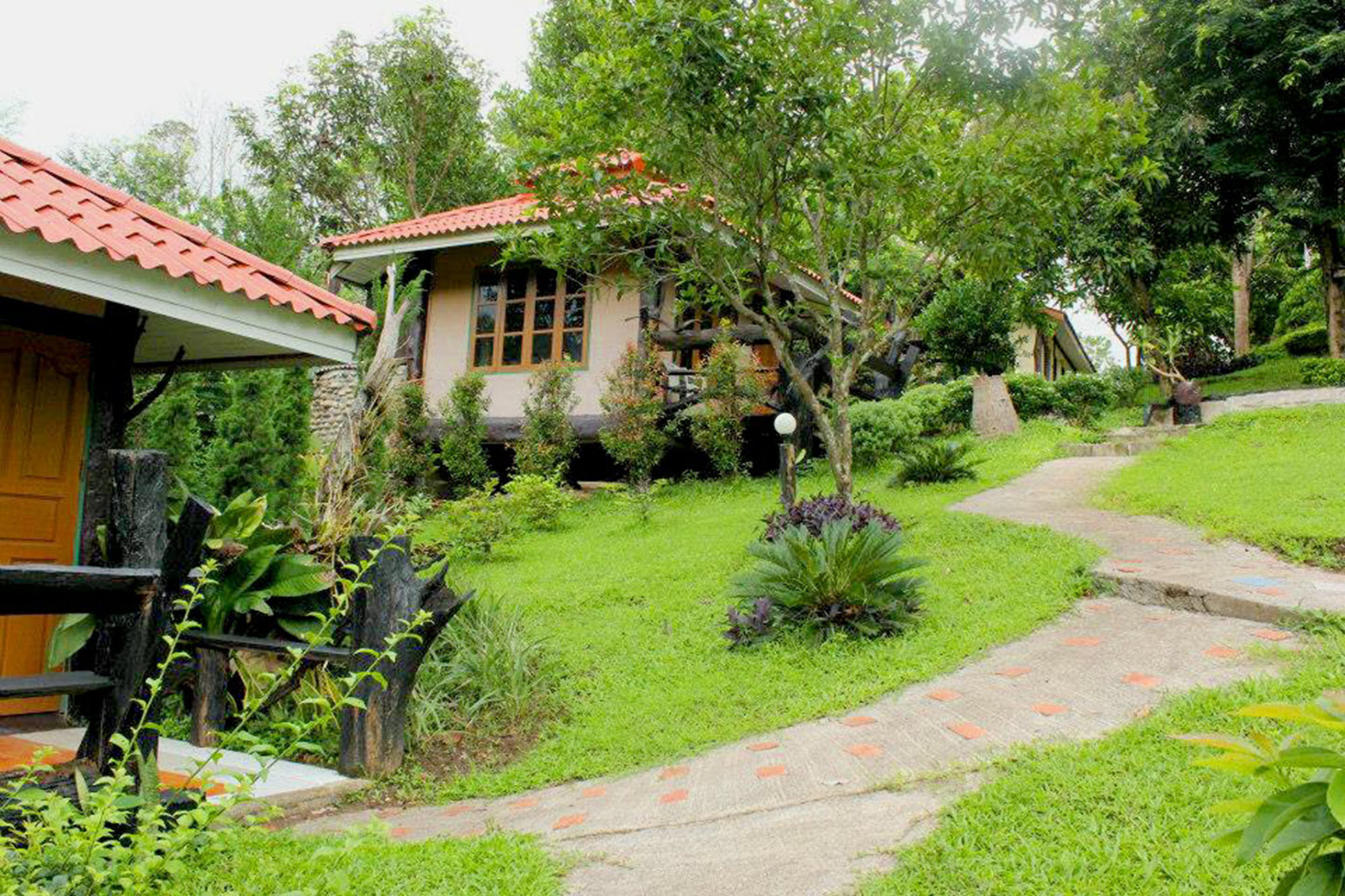 Baanphuthadol Hotel Mae Hong Son Bagian luar foto