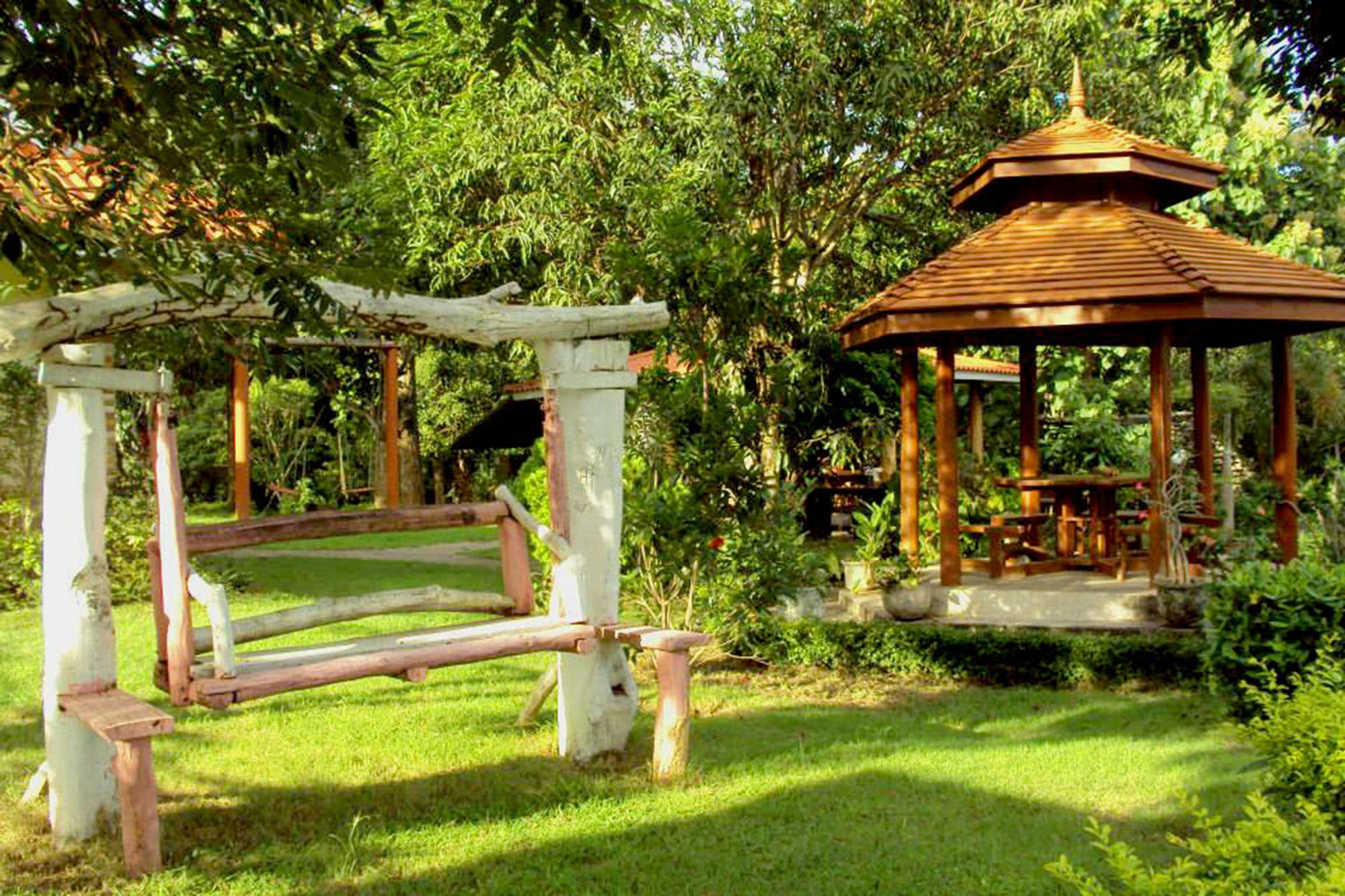 Baanphuthadol Hotel Mae Hong Son Bagian luar foto