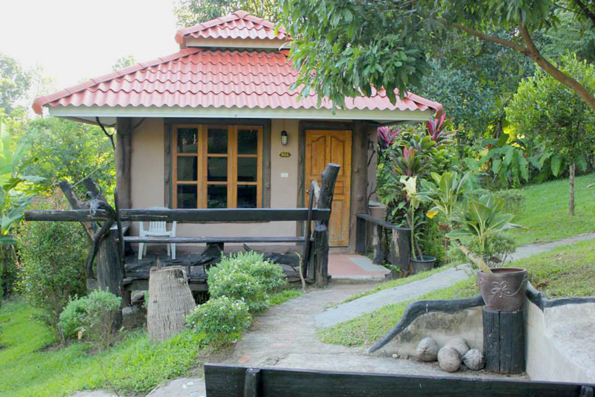 Baanphuthadol Hotel Mae Hong Son Bagian luar foto